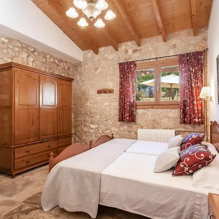 Son Monserrat, Villa